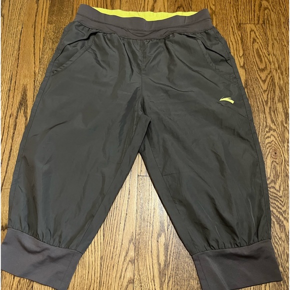 3/$25 Army green Capri pants. Size small - Picture 1 of 3